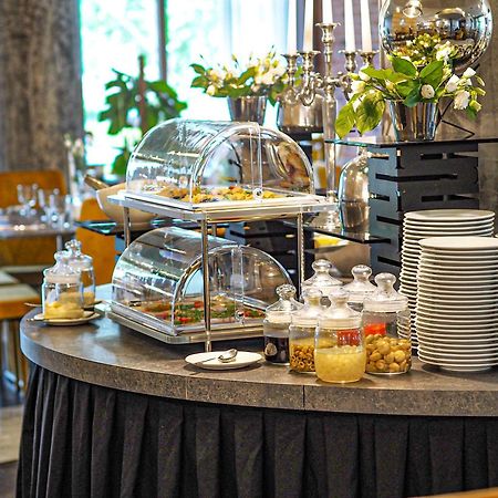 Willa Port Ostroda Bagian luar foto A buffet at a hotel