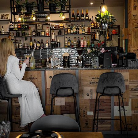 Willa Port Ostroda Bagian luar foto A woman sitting at a bar