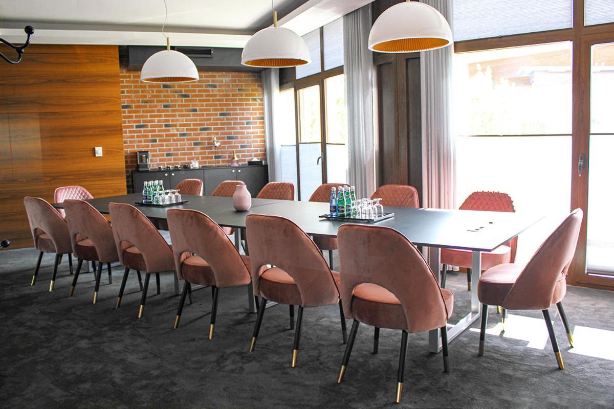 Willa Port Ostroda Bagian luar foto Meeting room