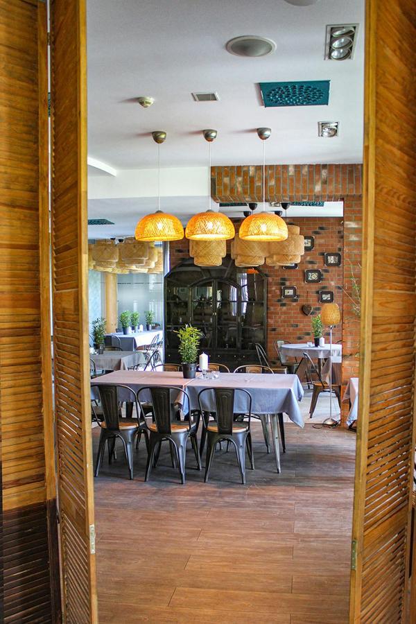 Willa Port Ostroda Bagian luar foto Restaurant in the hotel