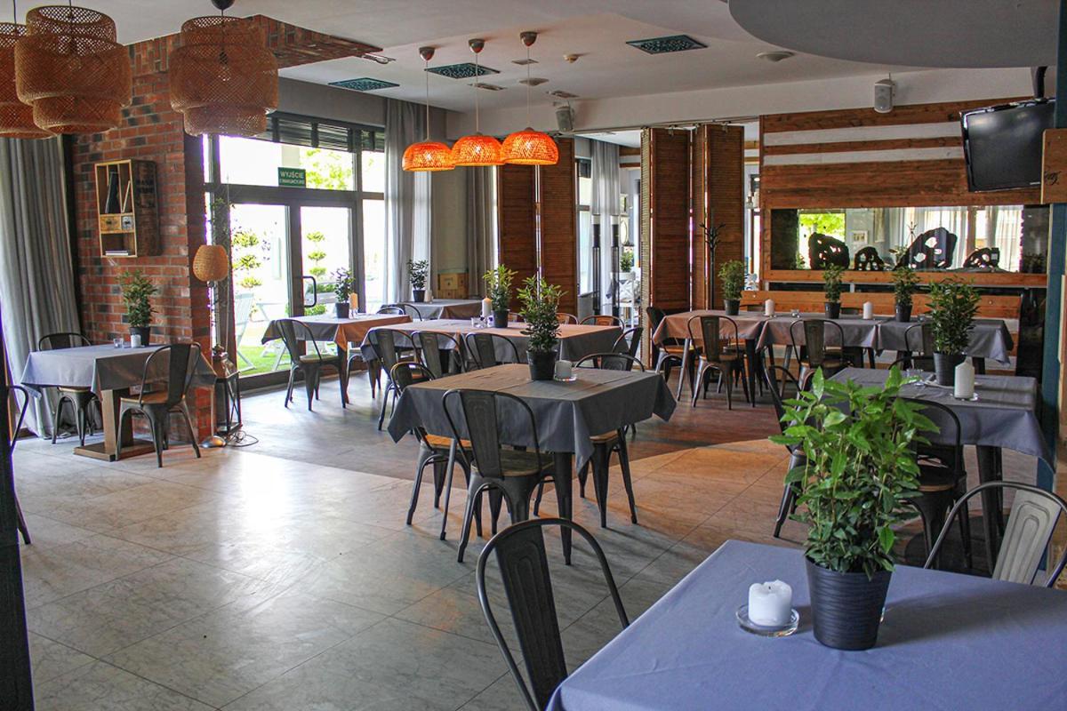 Willa Port Ostroda Bagian luar foto Restaurant