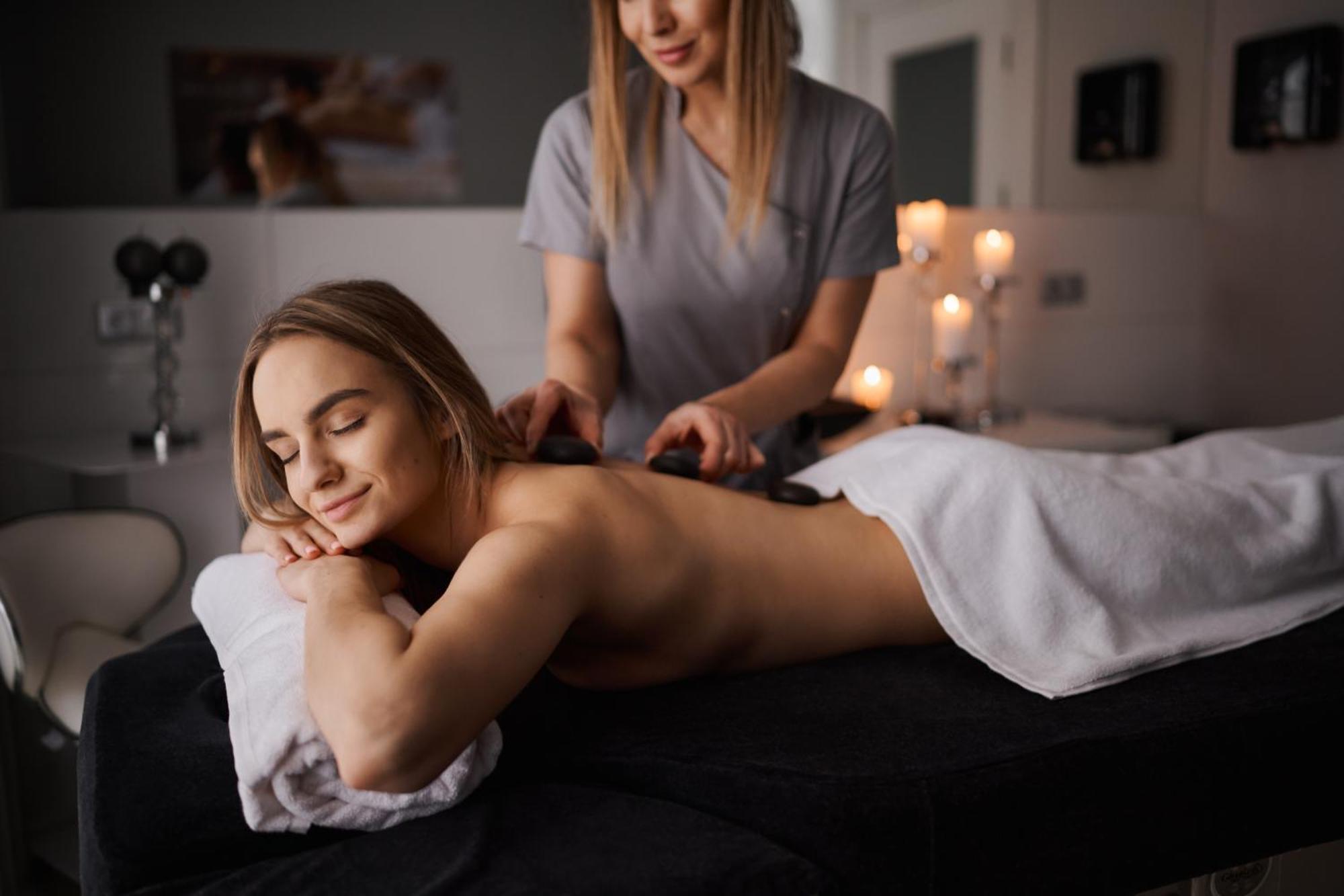 Willa Port Ostroda Bagian luar foto A woman receiving a hot stone massage