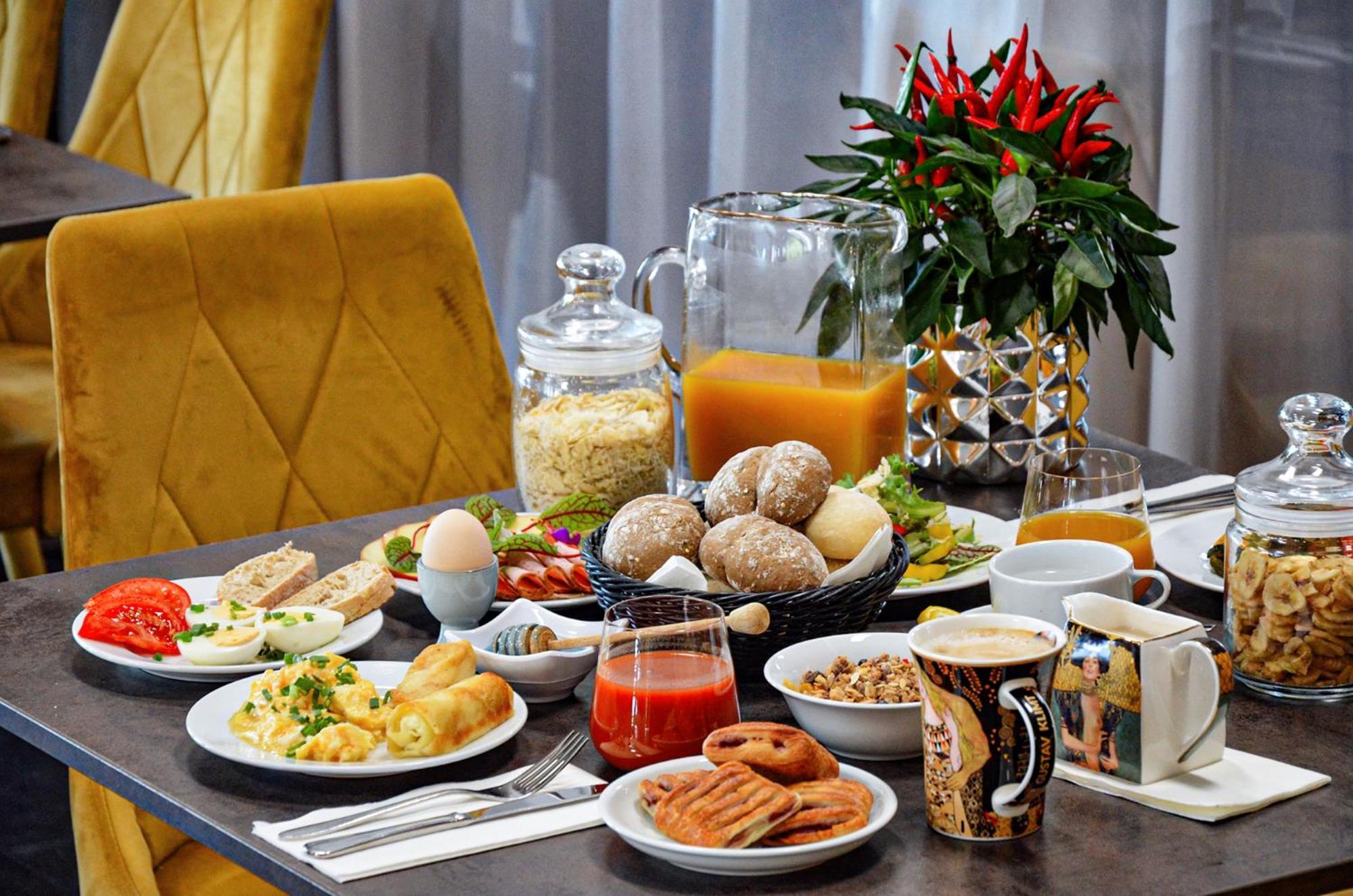 Willa Port Ostroda Bagian luar foto A typical Israeli breakfast