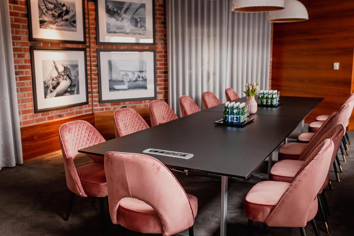 Willa Port Ostroda Bagian luar foto The boardroom at the 1960s building
