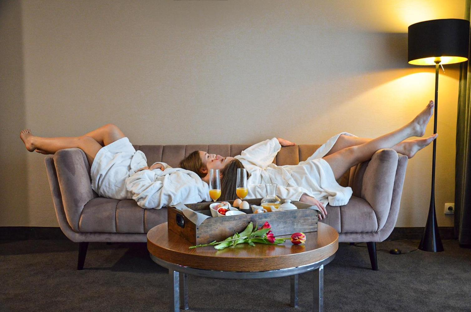 Willa Port Ostroda Bagian luar foto A woman relaxing at a spa