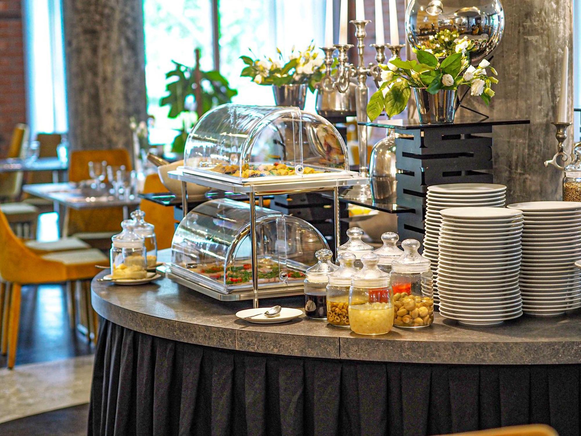 Willa Port Ostroda Bagian luar foto A buffet at a hotel
