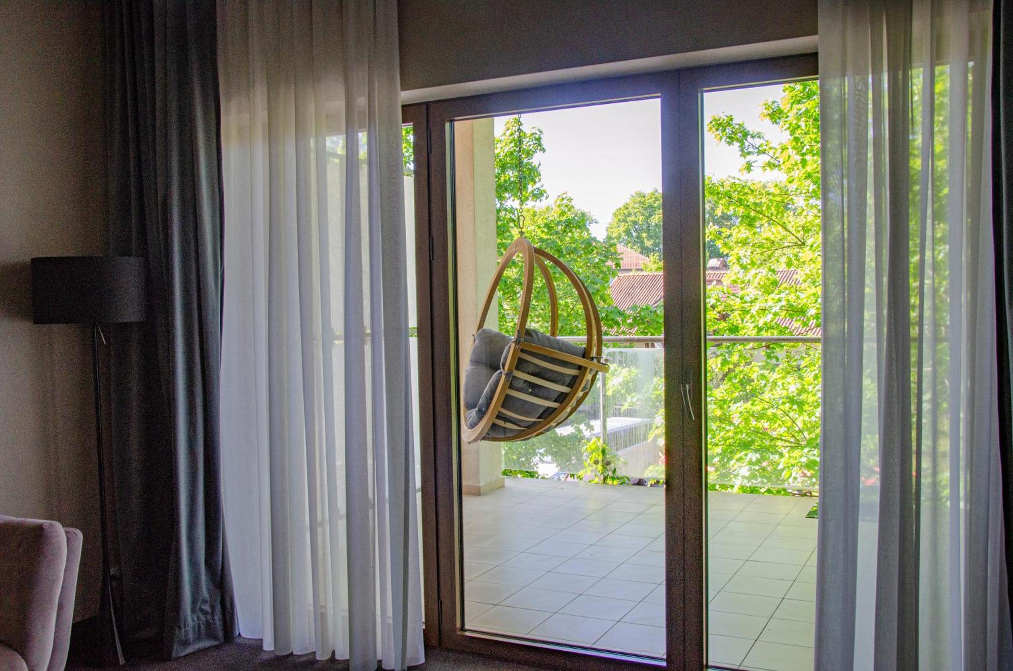 Willa Port Ostroda Bagian luar foto A hanging chair