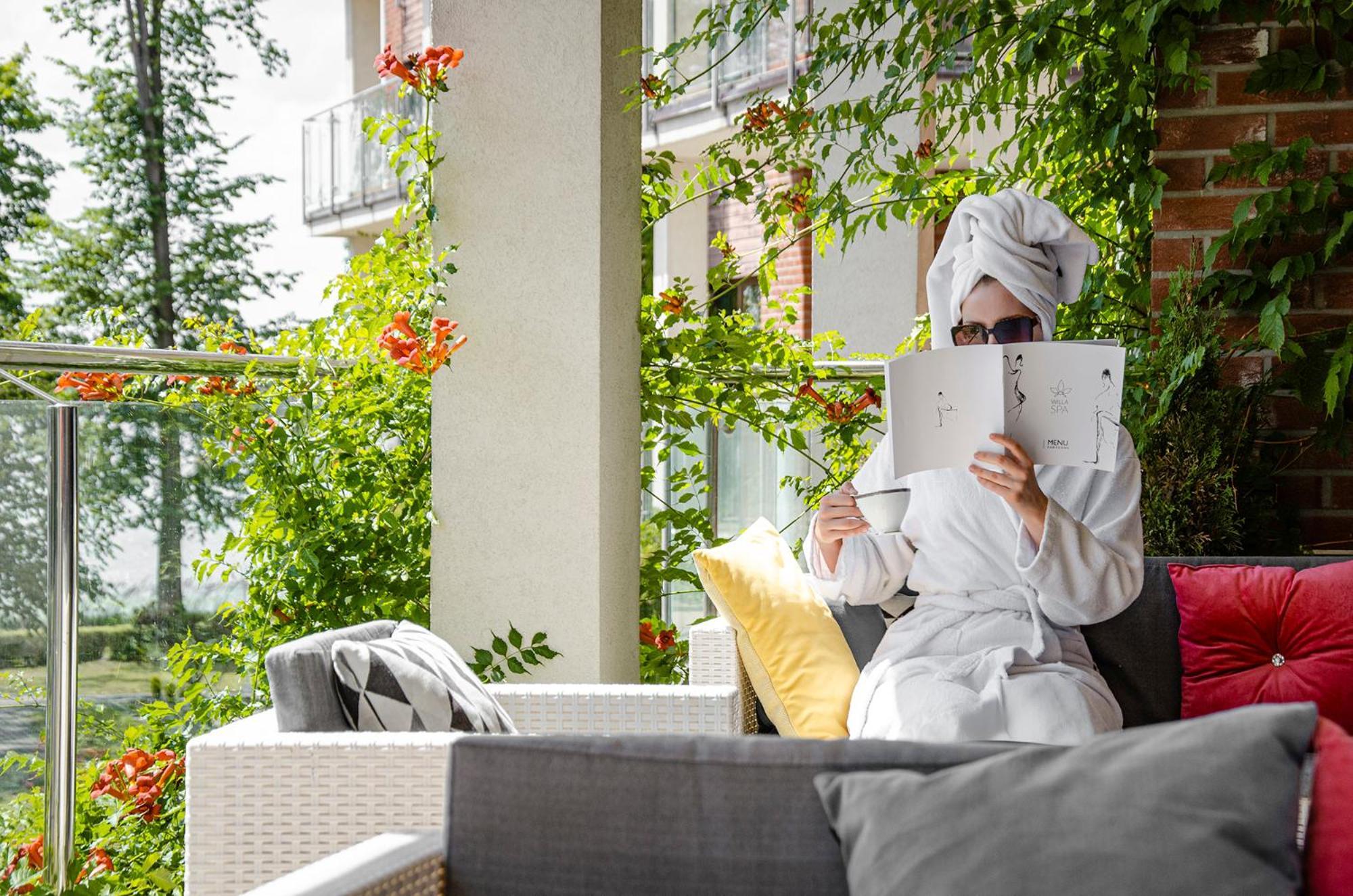 Willa Port Ostroda Bagian luar foto A woman relaxing at the spa