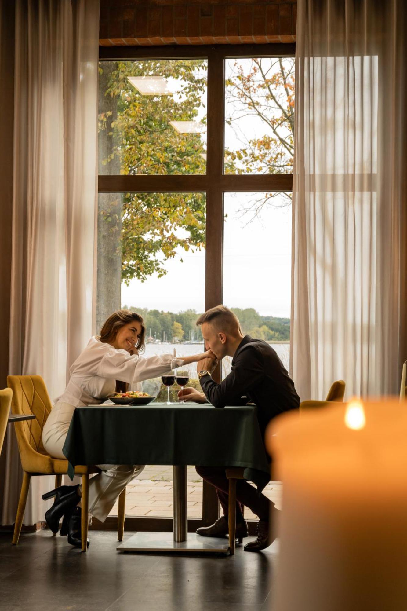 Willa Port Ostroda Bagian luar foto A couple on a date