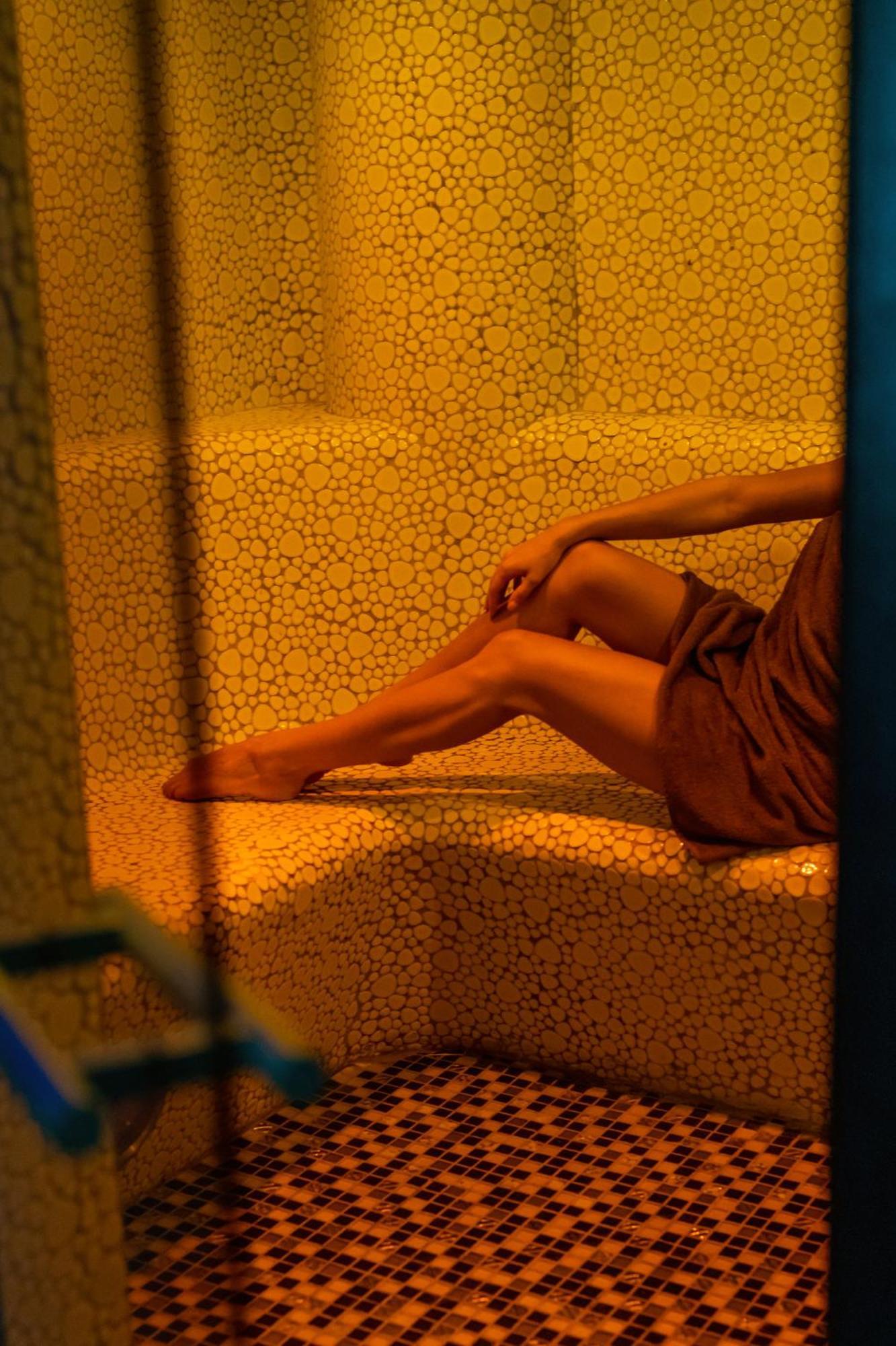Willa Port Ostroda Bagian luar foto A woman in a spa