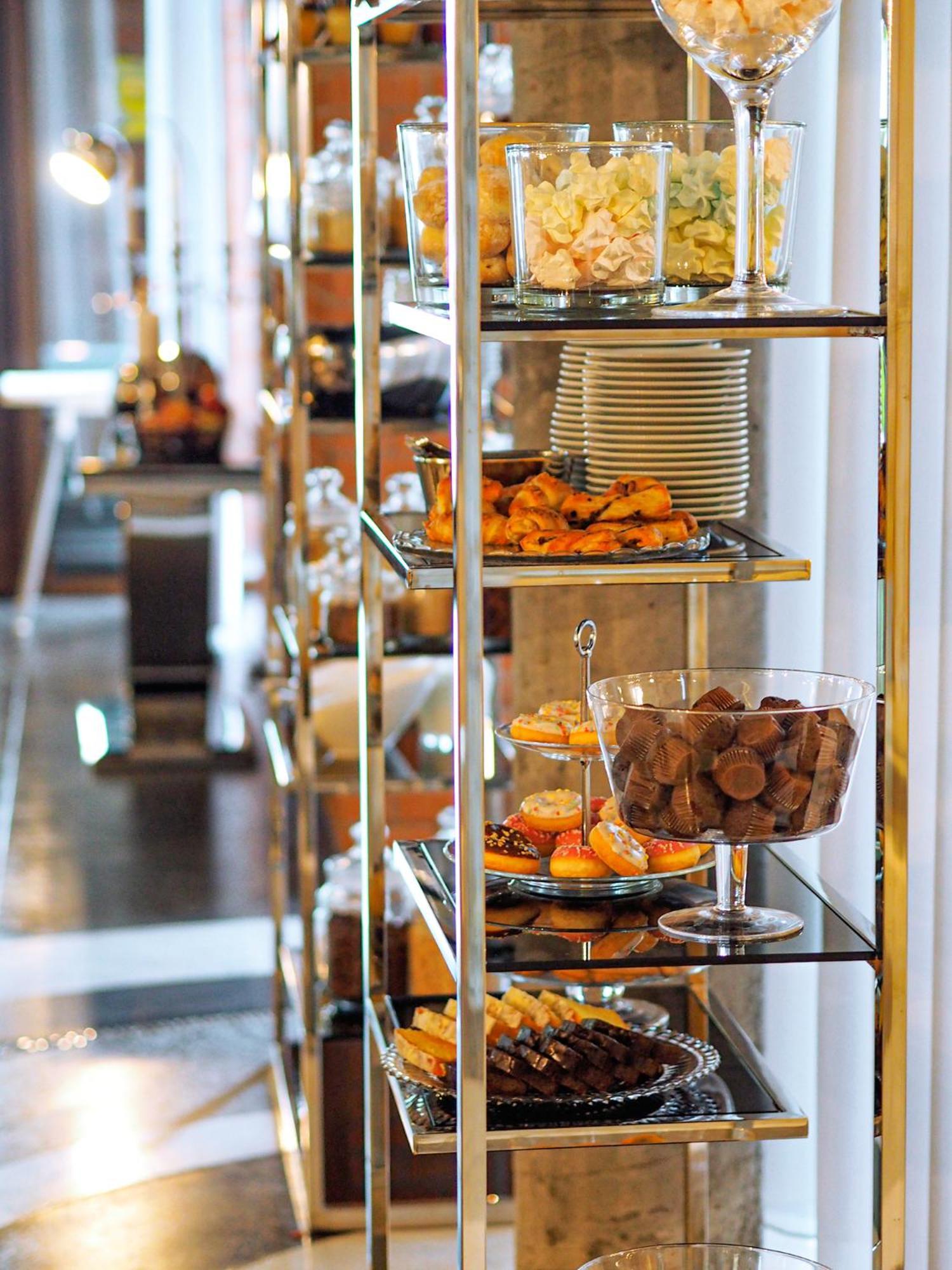 Willa Port Ostroda Bagian luar foto A dessert cart