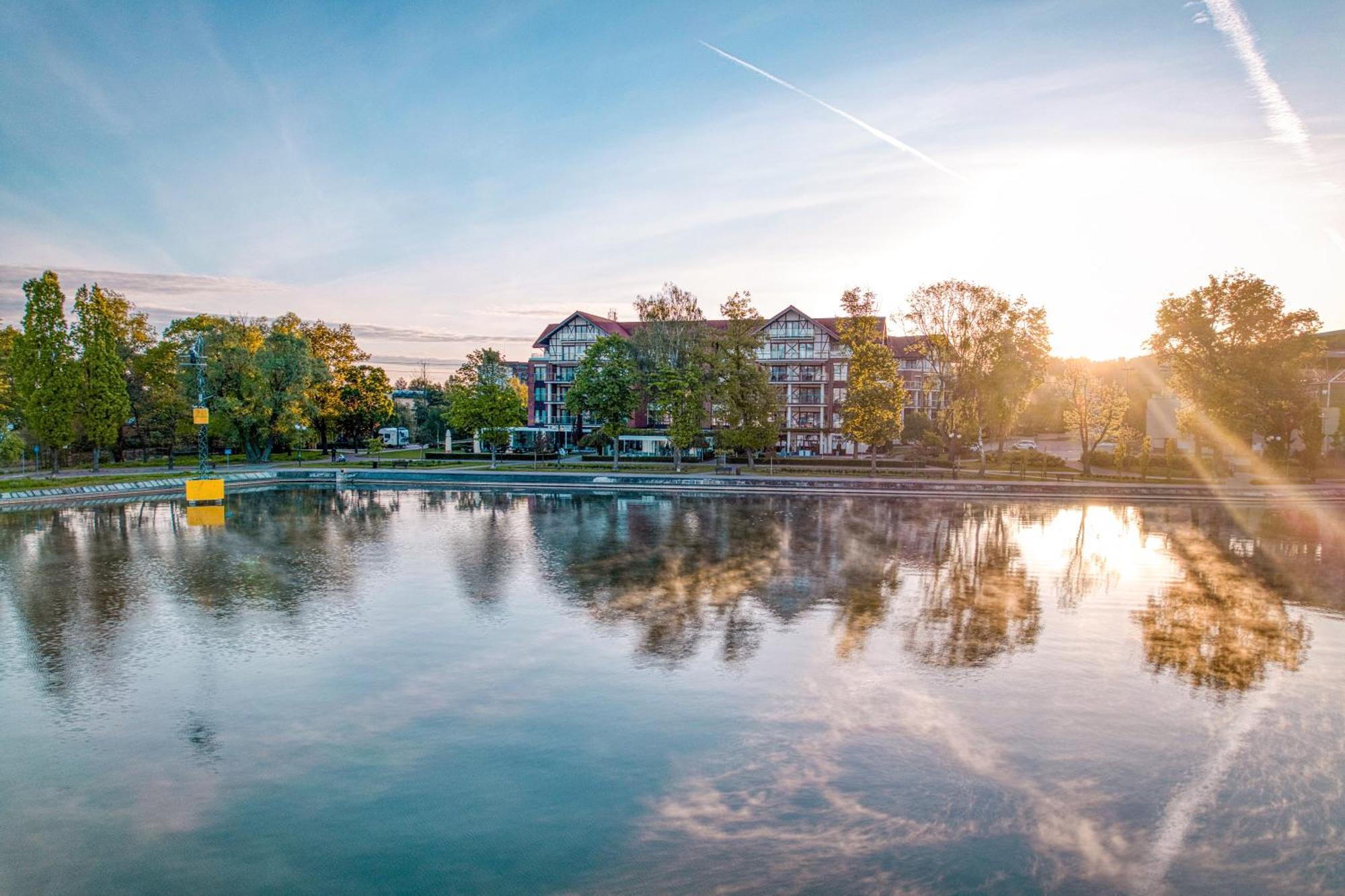 Willa Port Ostroda Bagian luar foto The lake at the campus of the University of Applied Sciences and Medical University of Southern Tyrol
