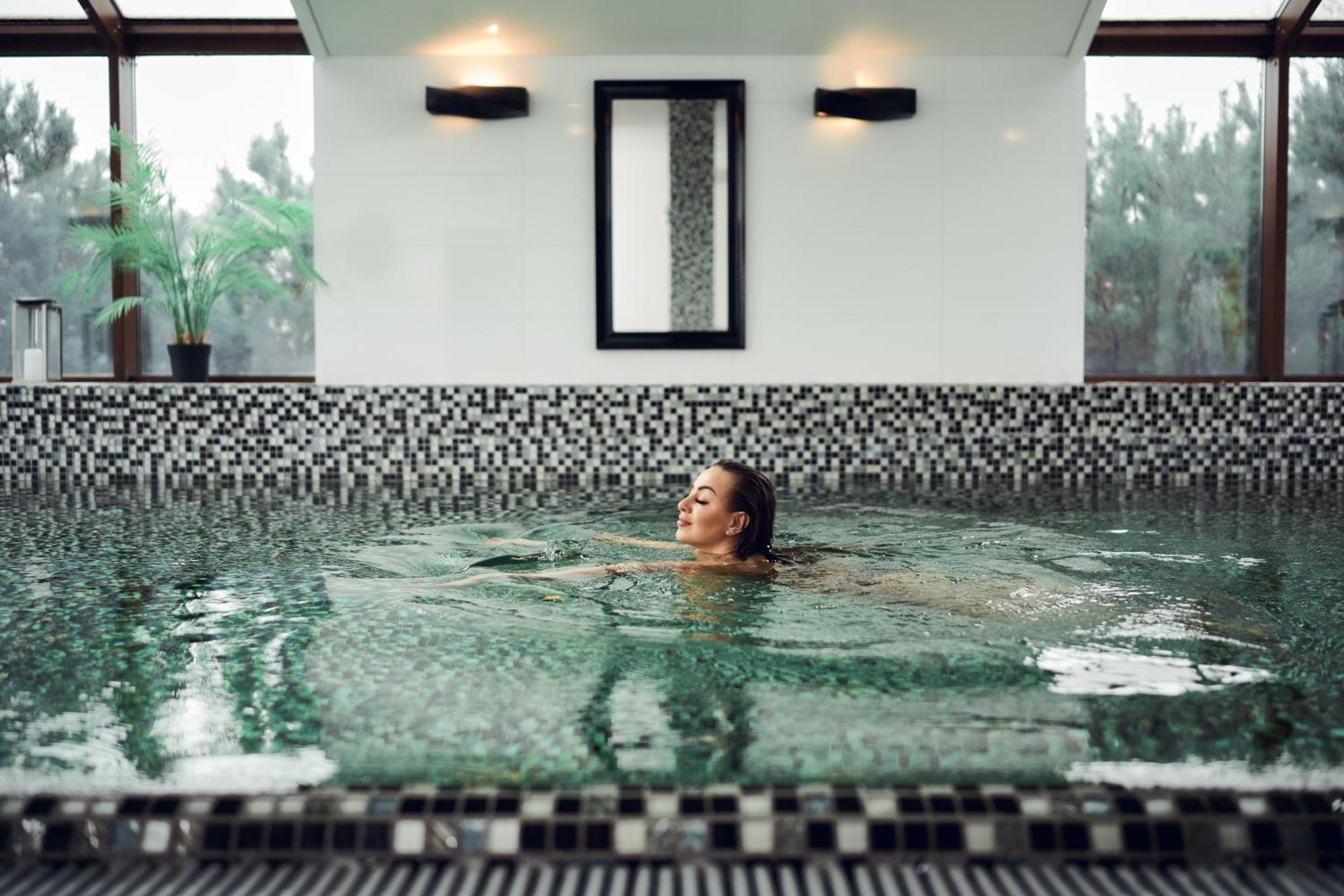 Willa Port Ostroda Bagian luar foto A woman swimming in a pool