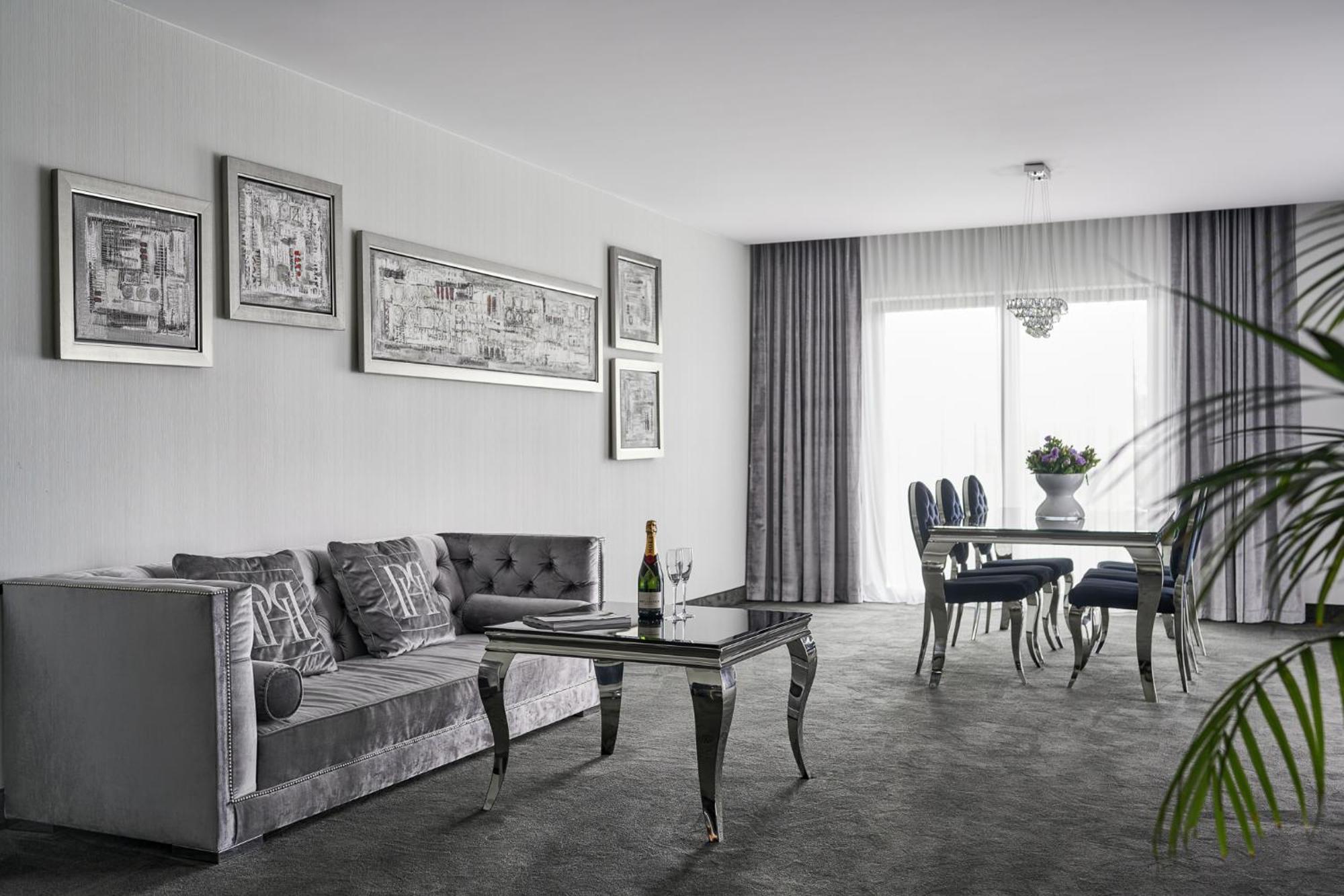 Willa Port Ostroda Bagian luar foto A living room with a carpet floor